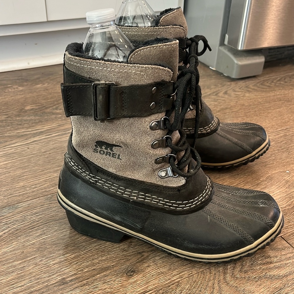 Sorel conquest Carly short boots